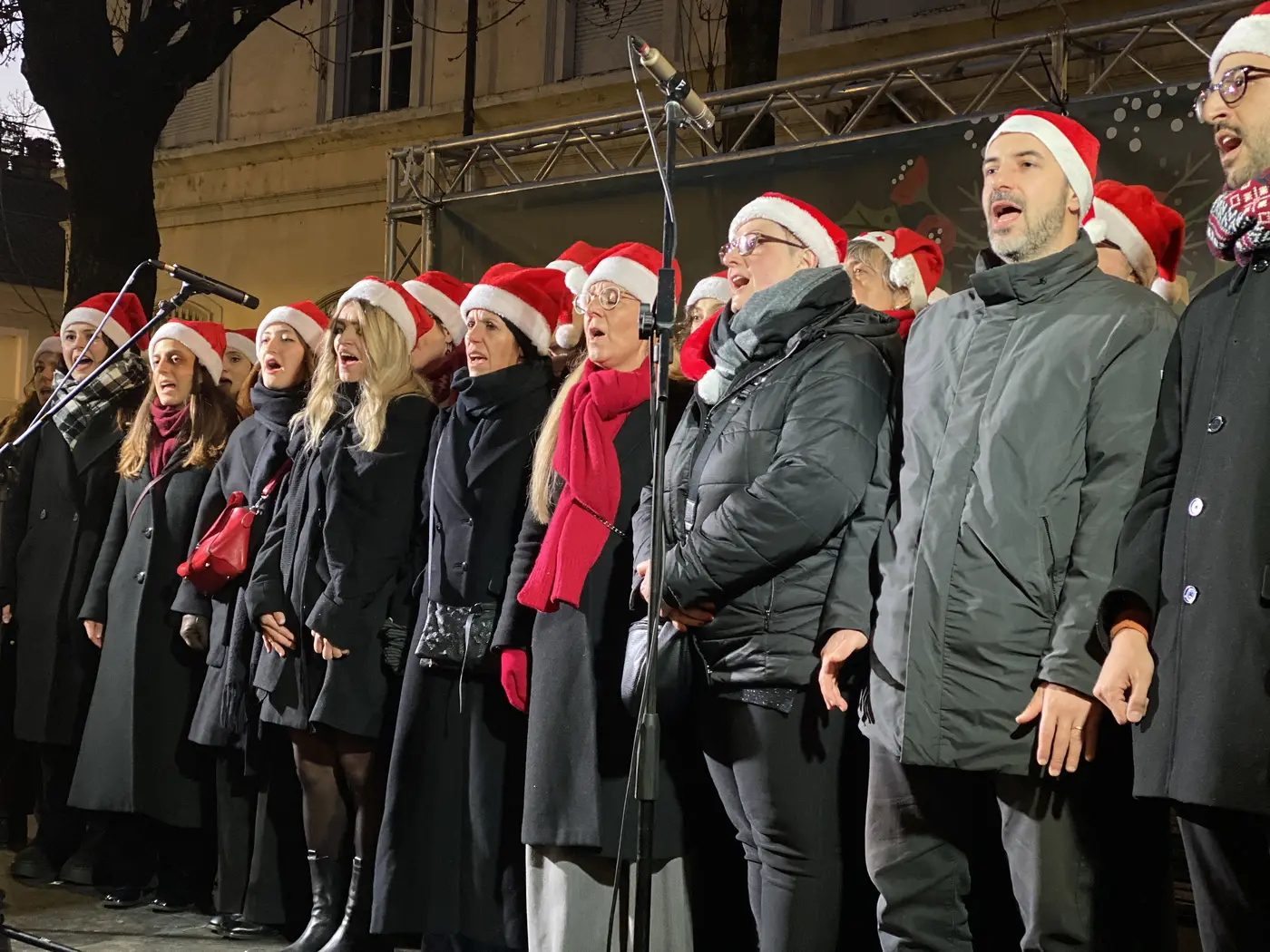 Il Coro MovArt canta all'aperto con i cappelli di Natale