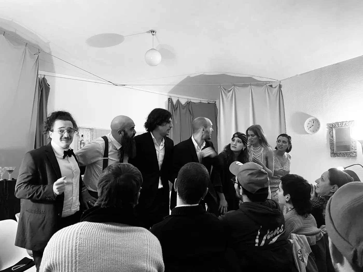 Allievi del corso di recitazione in scena nella sala di Spazio MovArt